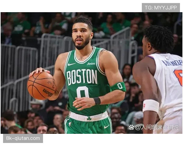 “关键时刻聚焦：塔图姆执行最后一攻，面对包夹分球底角霍乐迪的“强弱侧转移”选择”